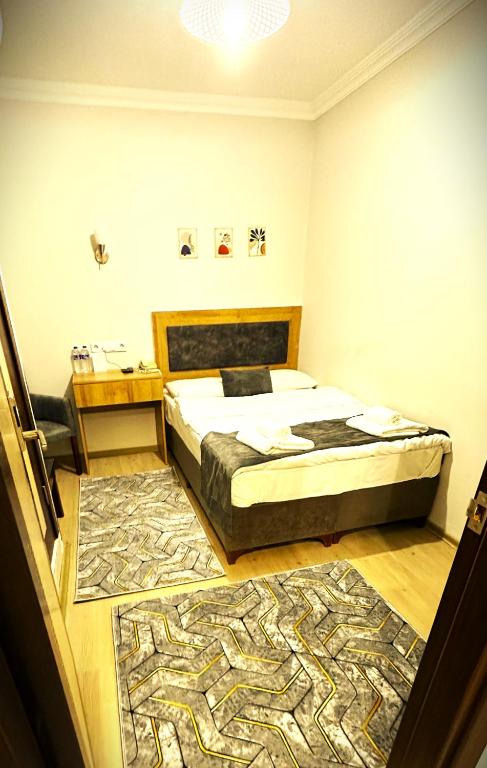 Postel nebo postele na pokoji v ubytování Kestanbol Hotel