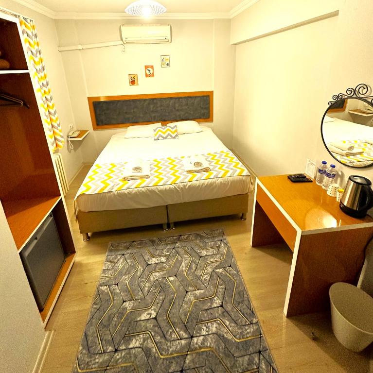 Postel nebo postele na pokoji v ubytování Kestanbol Hotel