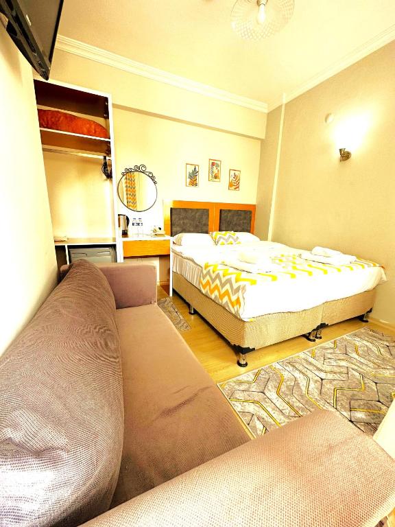 Postel nebo postele na pokoji v ubytování Kestanbol Hotel