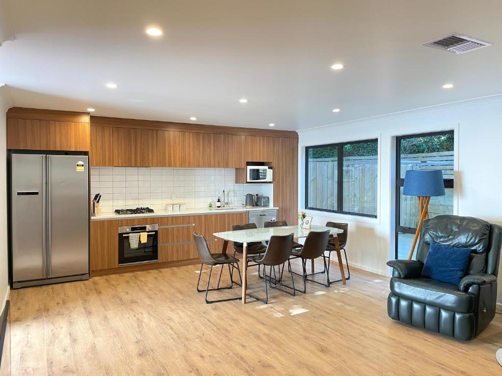 NO PARTY ALLOWED, Entire Brand New 3 bedroom townhouse, free unlimited fibre wifi and free parking - Resim 8