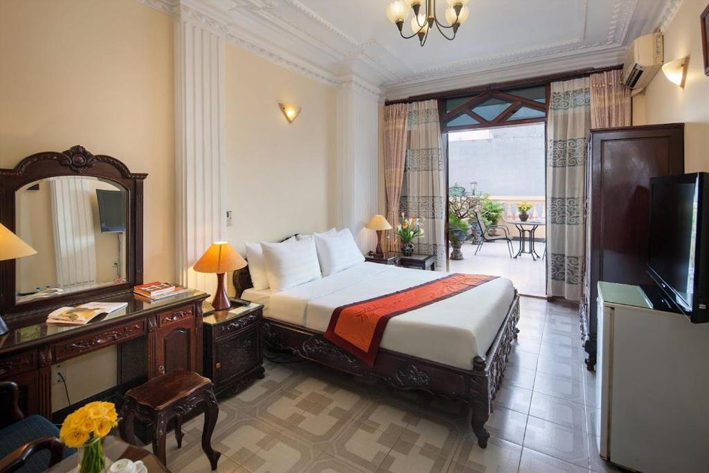 um quarto com uma cama, um espelho e uma televisão em Lucky Central Hotel & Travel em Hanói