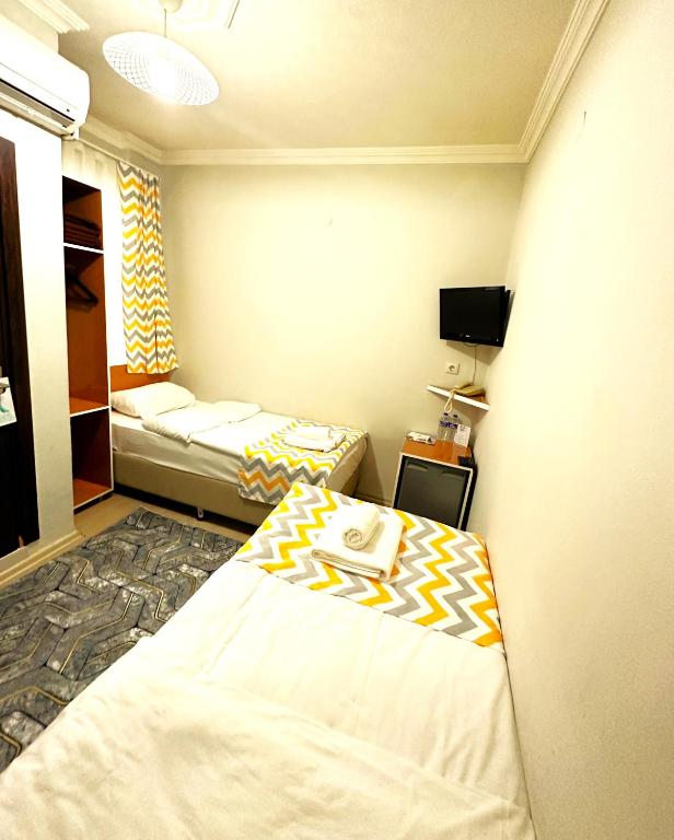 Postel nebo postele na pokoji v ubytování Kestanbol Hotel