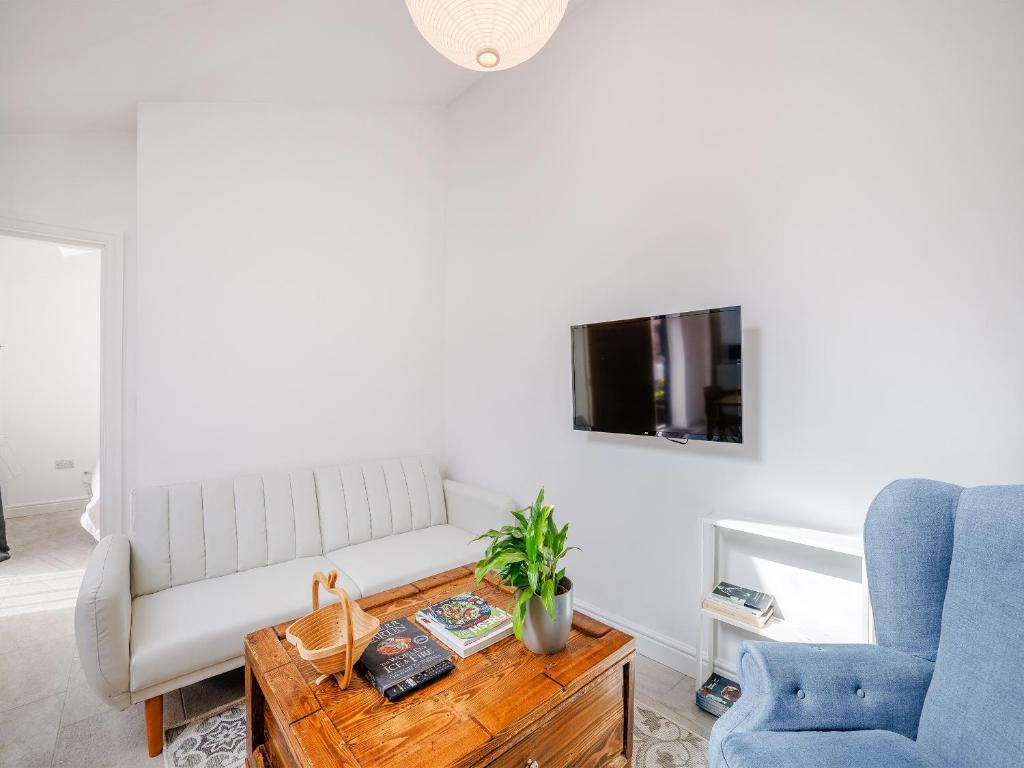 ein Wohnzimmer mit einem Sofa und einem Tisch in der Unterkunft Alexander Z - Uk43586 in Ellesmere