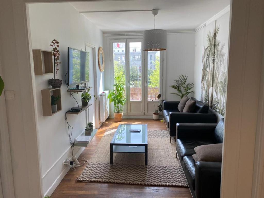 a living room with a couch and a coffee table at Chambre meublée prune boulevard Joseph Vallier in Grenoble