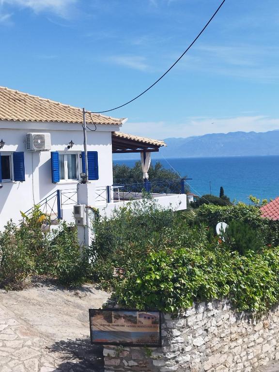 Fotografia z galérie ubytovania Villa Panorama Michalis Haikos two minutes walk to the beach Peroulia v destinácii Kómboi