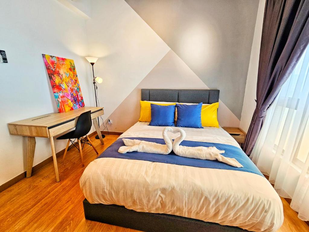 1 dormitorio con 1 cama con almohadas azules y amarillas en Leisure Imperium Residence Studio Seaview Kuantan, en Kuantan