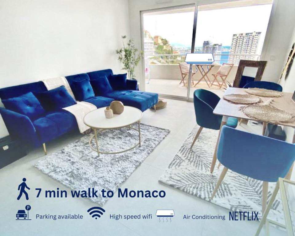 uma sala de estar com um sofá azul e uma mesa em Luxurious flat at 5 min by walk to Monaco, free parking and sea view em Beausoleil