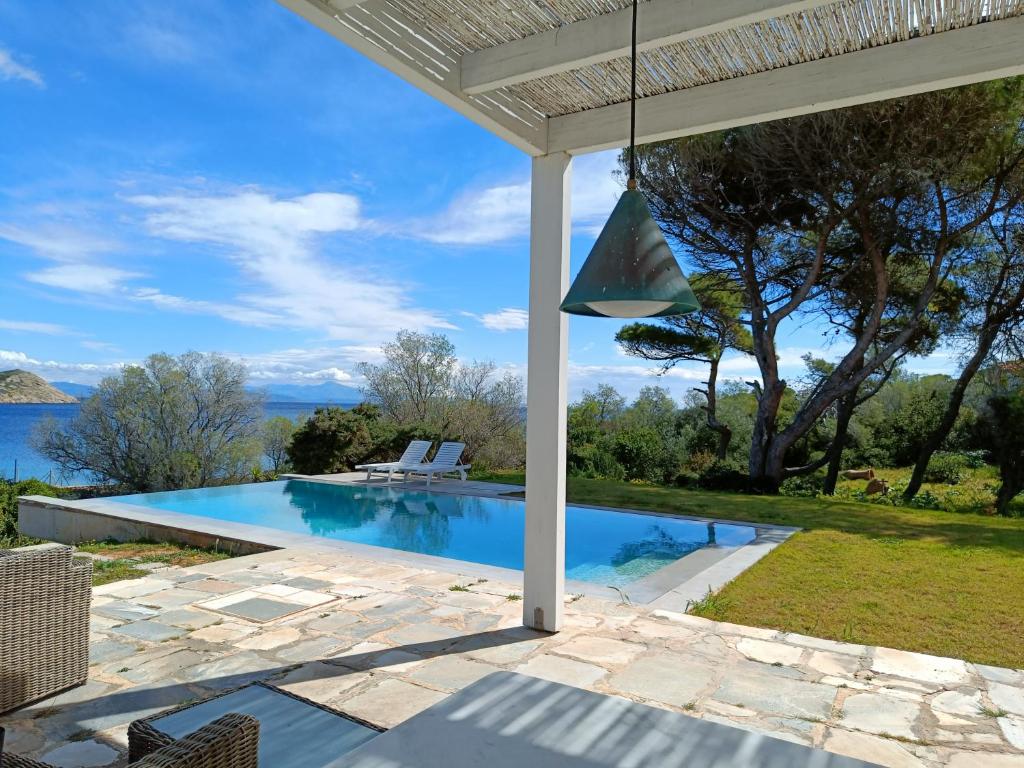 Una vista de una piscina desde una casa. en Summer Villa in Porto Rafti, en Porto Rafti