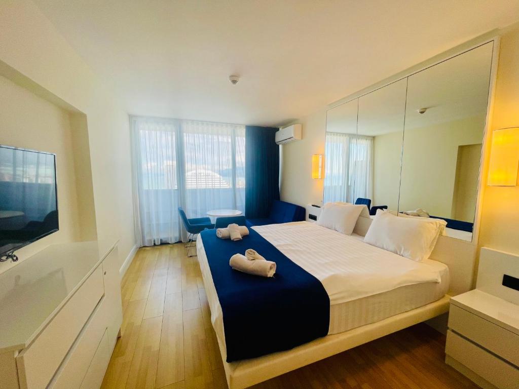 Royal Sea Breeze Apartments - Deluxe King Studio