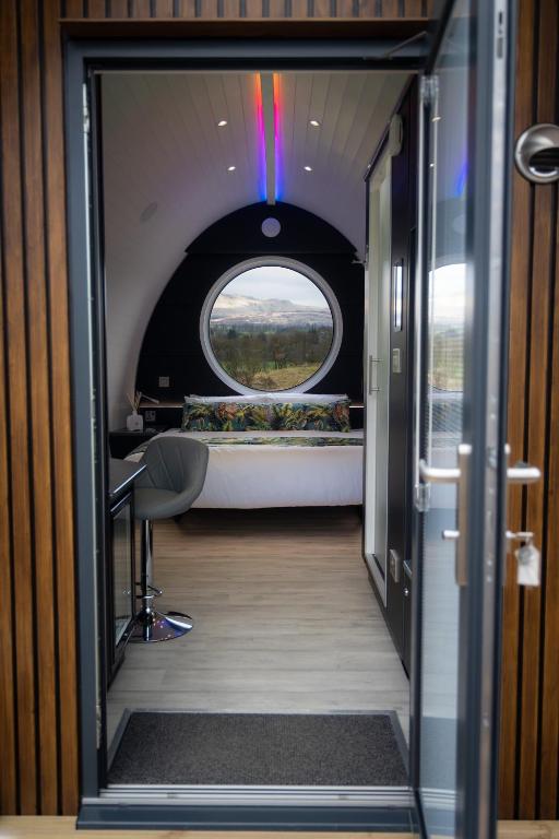 Postel nebo postele na pokoji v ubytování Endrick Escape - Luxury Glamping