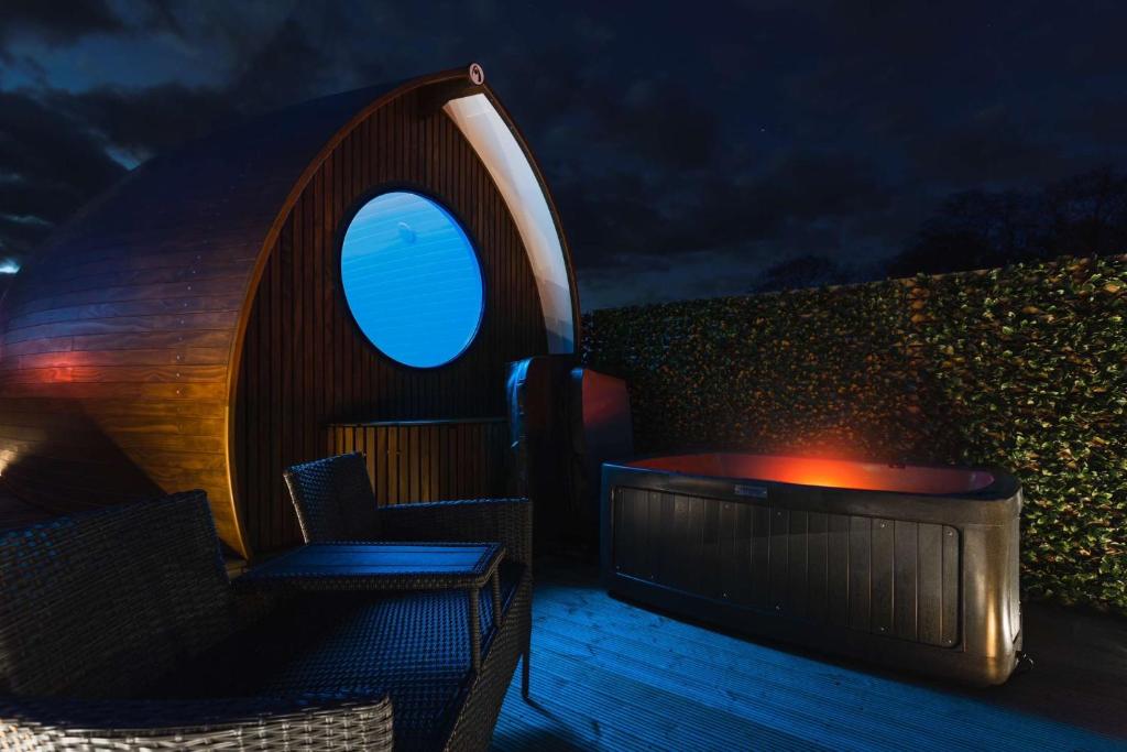 Posezení v ubytování Endrick Escape - Luxury Glamping
