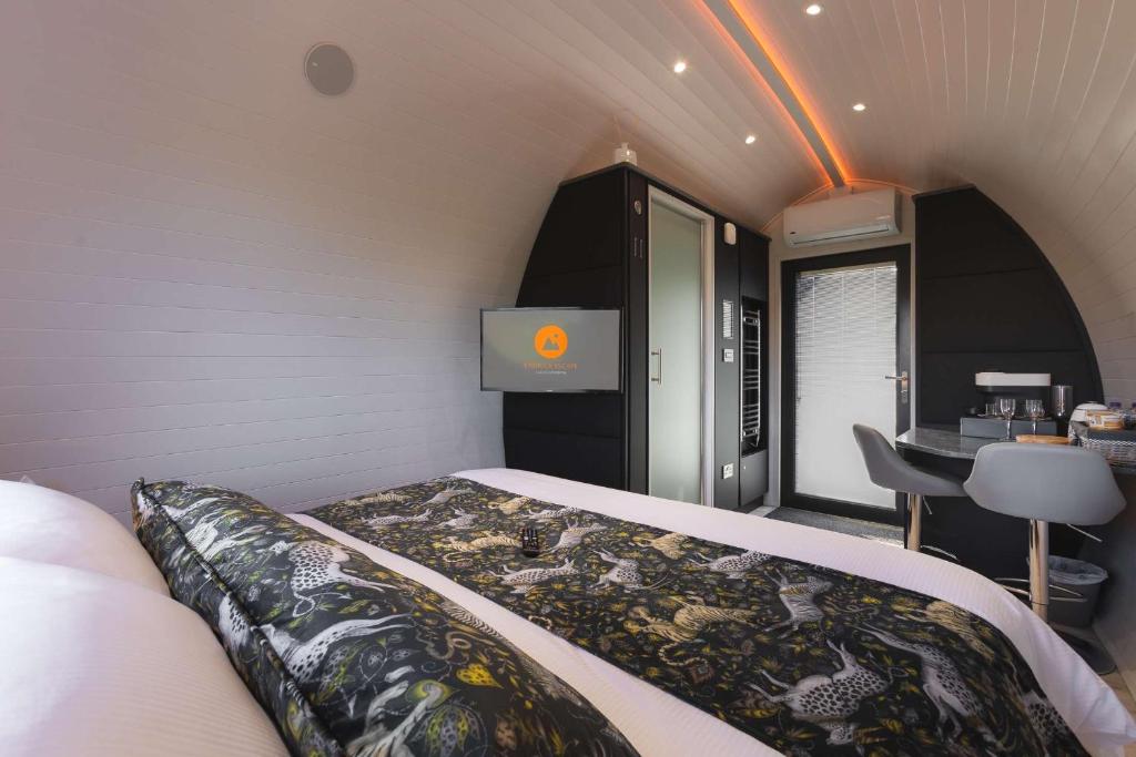 Postel nebo postele na pokoji v ubytování Endrick Escape - Luxury Glamping