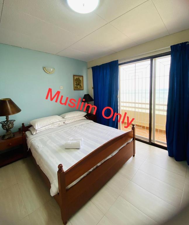 Postel nebo postele na pokoji v ubytování The regency Tanjung Tuan Private Unit homestay Seaview