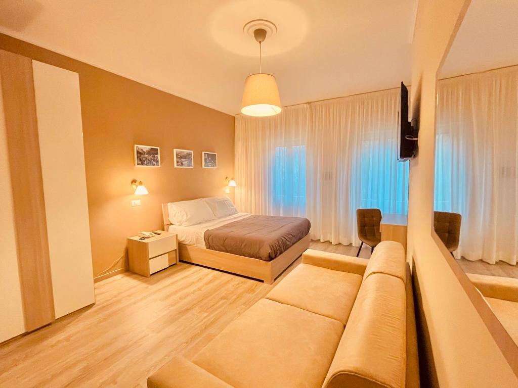 1 dormitorio con 1 cama y 1 sofá en una habitación en Albergo Ristorante Belsito, en Fiuggi