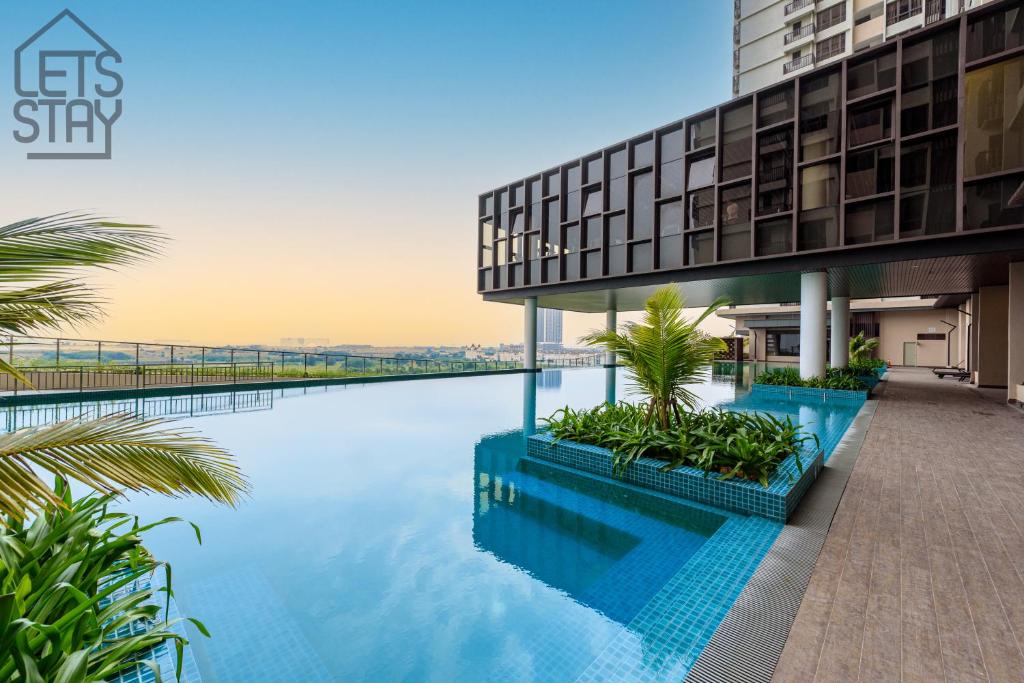 uma imagem de uma piscina num edifício em Bali Premier Suites Melaka em Malaca