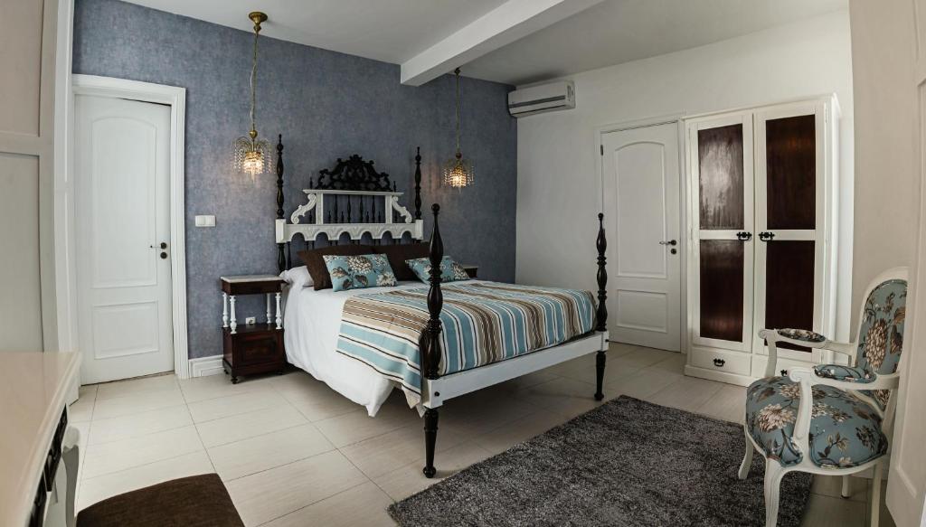 1 dormitorio con 1 cama, 1 mesa y 1 silla en Quinta das Candeias en Candelária