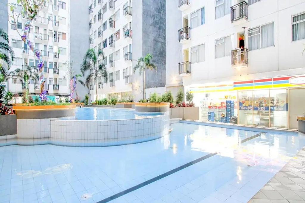 una piscina en medio de un edificio en Cozy Room @ Hallo Tidur by Tio, en Bandung