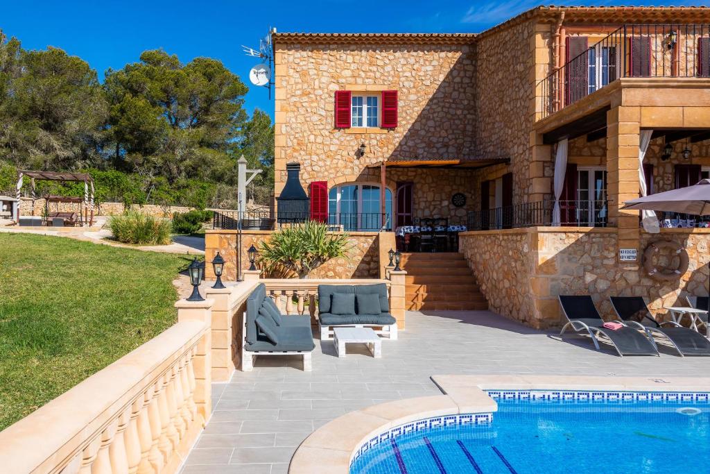 The swimming pool at or close to Maria