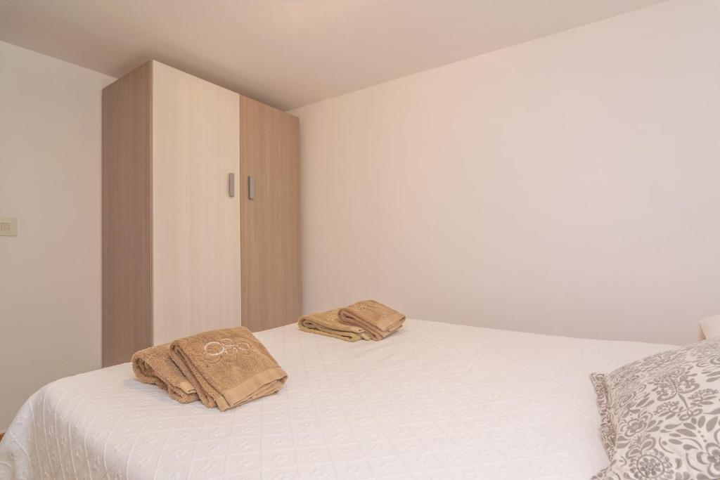 A bed or beds in a room at Es Coll den Pastor