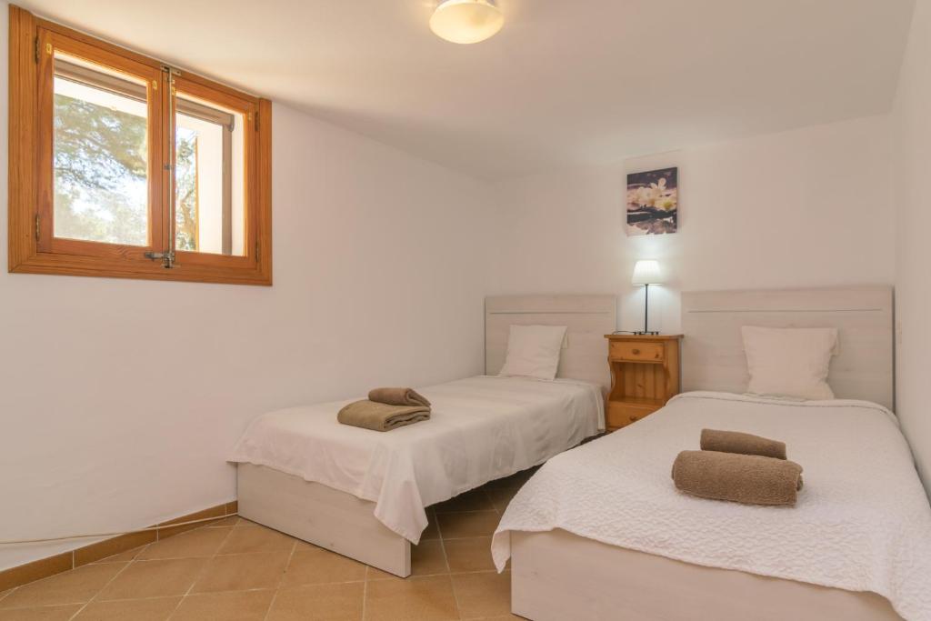 A bed or beds in a room at Es Coll den Pastor