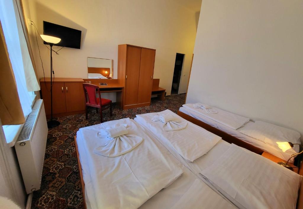 Łóżko lub łóżka w pokoju w obiekcie City-Inn