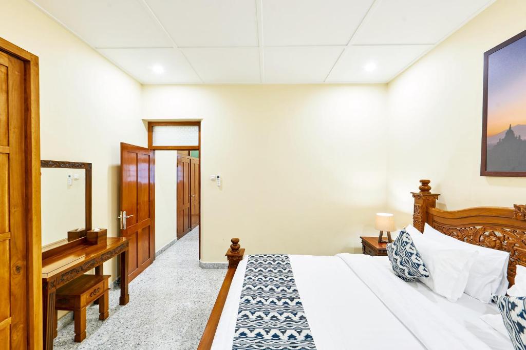 Postel nebo postele na pokoji v ubytování Tirtodipuran Hotel by Natts Hospitality Indonesia