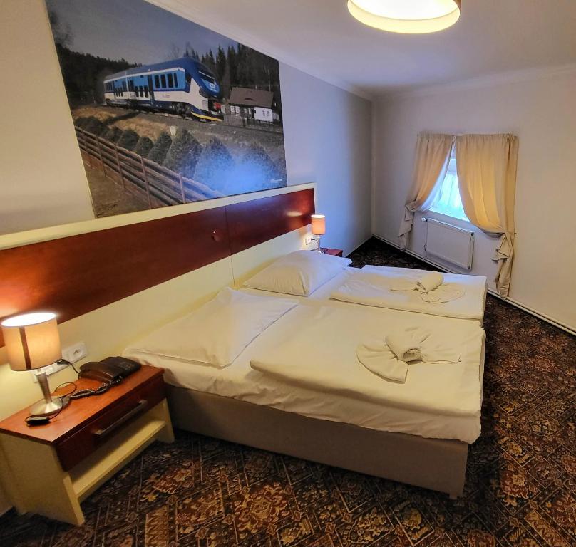 プラハにあるシティ-インの大きなベッドと壁の絵が備わるベッドルーム1室が備わります。