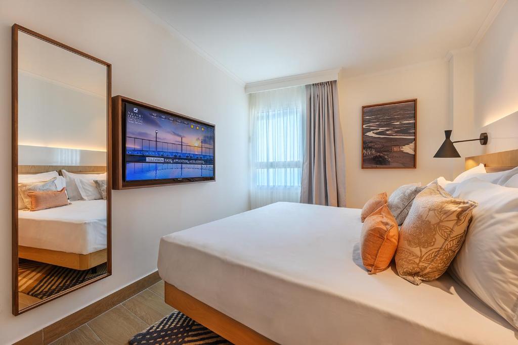 Postel nebo postele na pokoji v ubytování Sea Tower by Isrotel Design