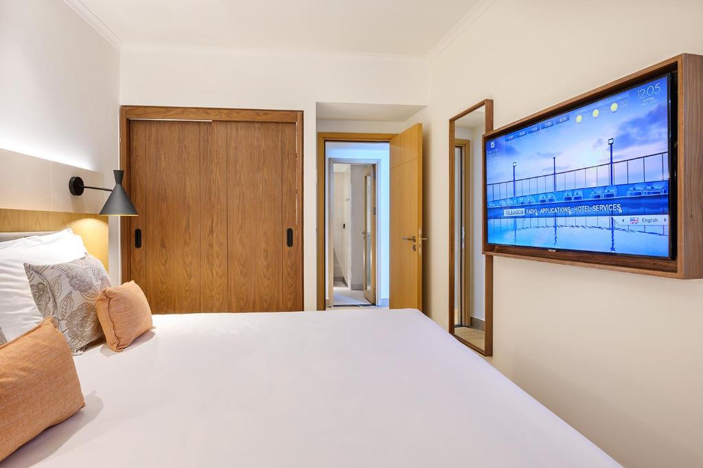 Postel nebo postele na pokoji v ubytování Sea Tower by Isrotel Design