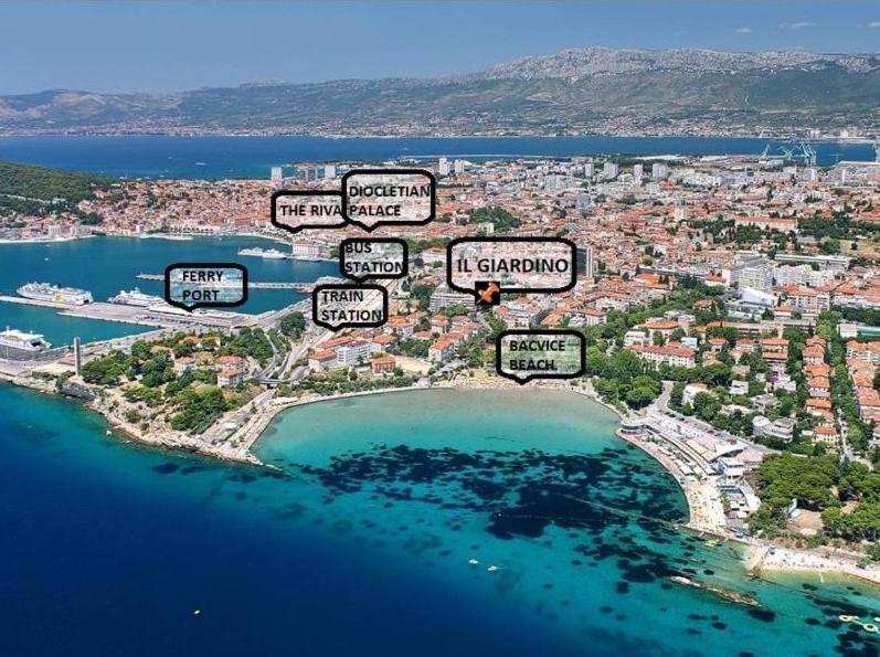 ariale Aussicht auf eine Stadt mit vielen Städten und das Wasser in der Unterkunft Il Giardino Luxury Rooms & Suites in Split