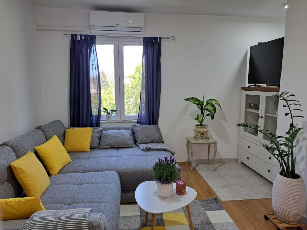 Televízia a/alebo spoločenská miestnosť v ubytovaní Apartment Blue Pearl