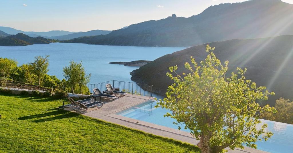 Vista de la piscina de Casa Albelo do Gerês o d'una piscina que hi ha a prop