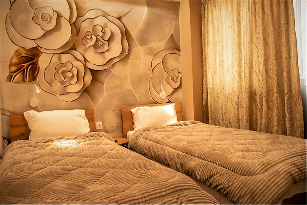 Łóżko lub łóżka w pokoju w obiekcie JuKeBoX Suite 2 BEDROOMS - BIG BALCONY