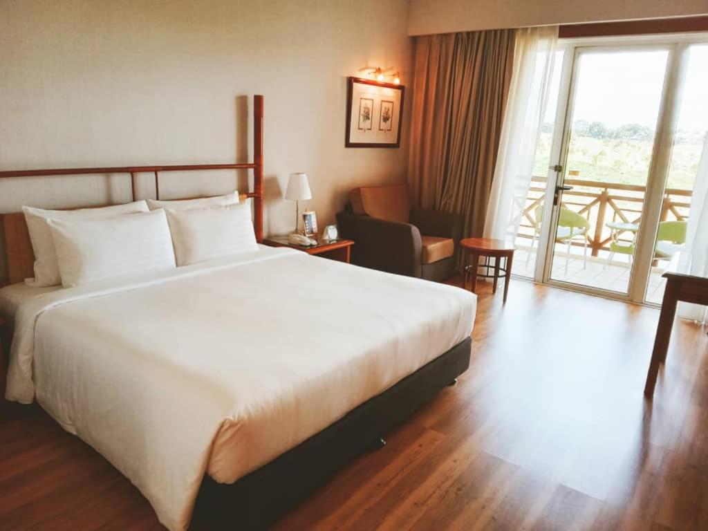 Postel nebo postele na pokoji v ubytování Bangi Resort Hotel