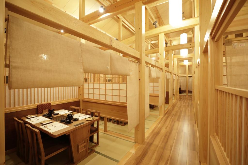 une grande pièce avec une table au milieu dans l'établissement Onyado Yuinosho, Shirakawago, à Shirakawa-gō