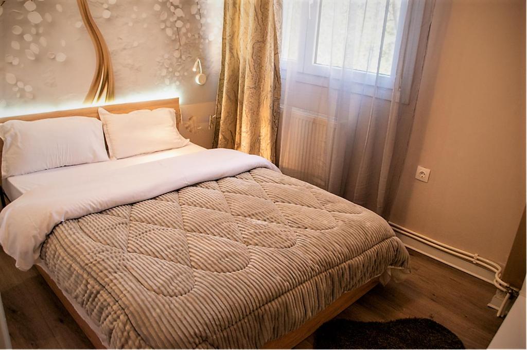 Łóżko lub łóżka w pokoju w obiekcie JuKeBoX Suite 2 BEDROOMS - BIG BALCONY