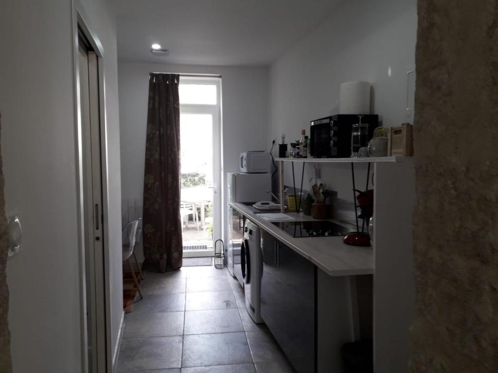 Kuchyňa alebo kuchynka v ubytovaní "Jardin fleuri" - STAYHOME - appart 1
