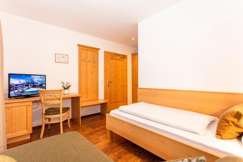 Postel nebo postele na pokoji v ubytování Berggasthof Hinterreit