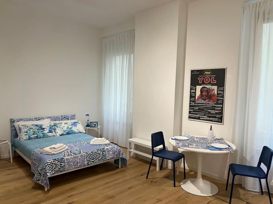 una camera con letto, tavolo e sedie di Monolocale nel cuore di Genova a Genova