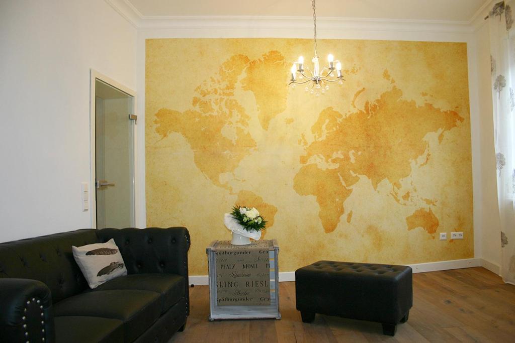 巴特貝格察伯恩的住宿－Apartment Königstrasse，客厅配有沙发,墙上挂着世界地图