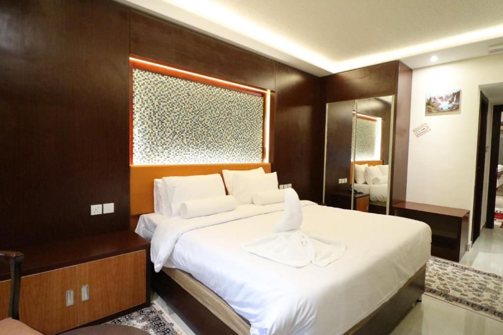 Postel nebo postele na pokoji v ubytování Tribes hotel