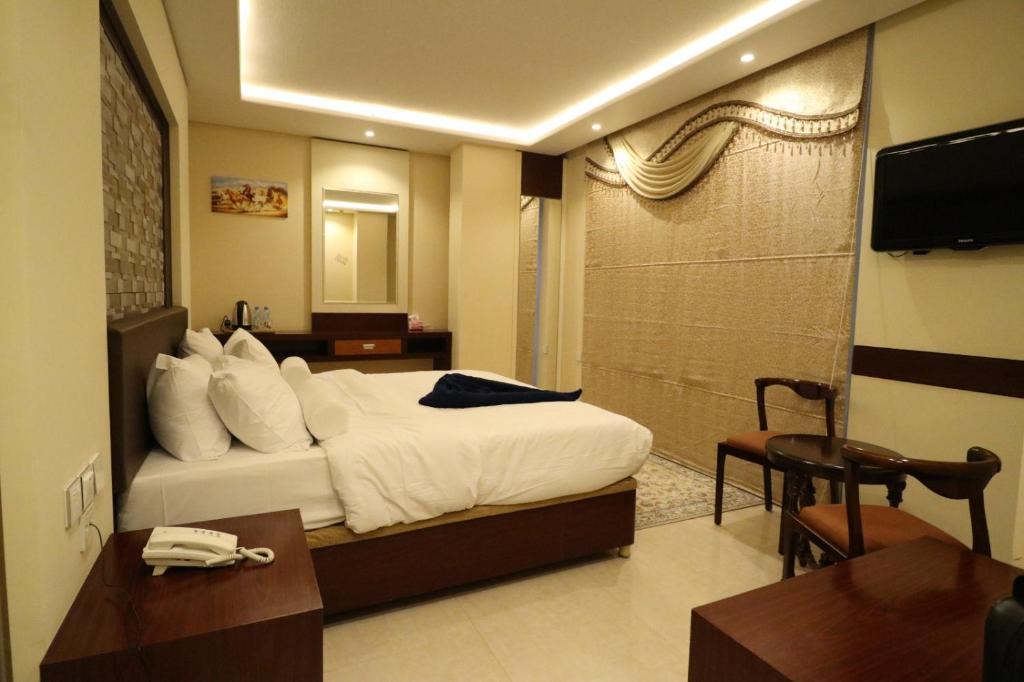 Postel nebo postele na pokoji v ubytování Tribes hotel