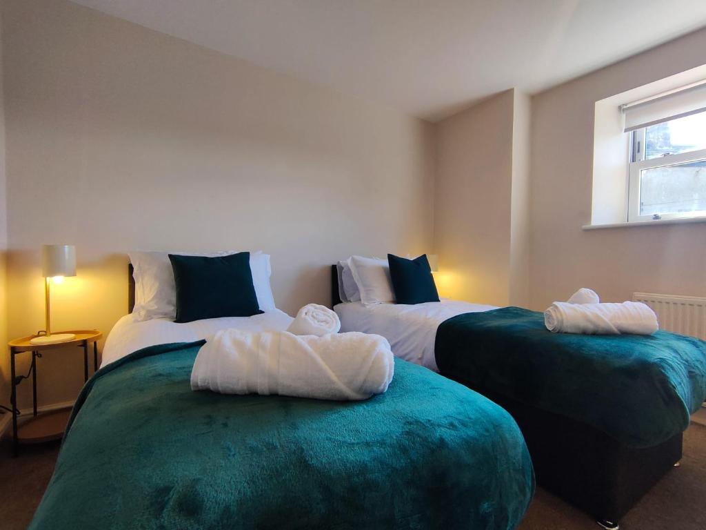 מיטה או מיטות בחדר ב-Freedom Hall Apartment