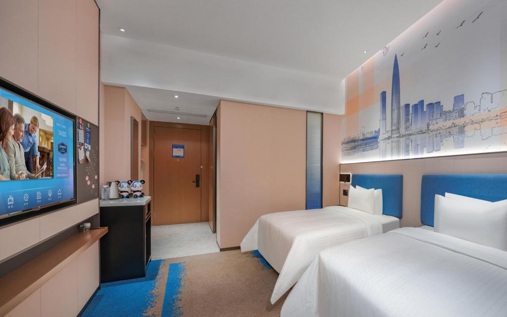 Postel nebo postele na pokoji v ubytování Hampton by Hilton Shenzhen Yuanshan