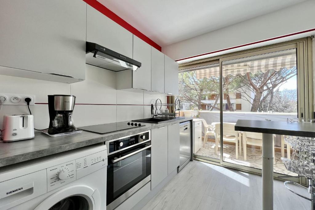 Il comprend une cuisine équipée d'un lave-linge et d'un sèche-linge. dans l'établissement Bright and quiet apartment near the sea, à Saint-Raphaël