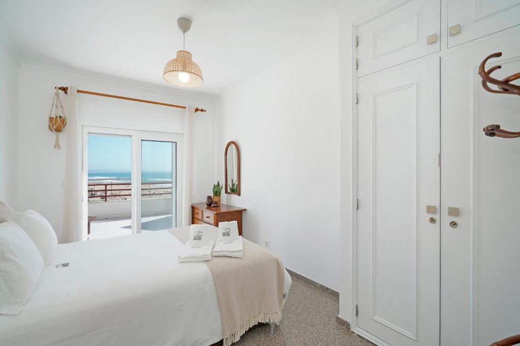 Postel nebo postele na pokoji v ubytování Costa Beach Apartment by The Portuguese Butler