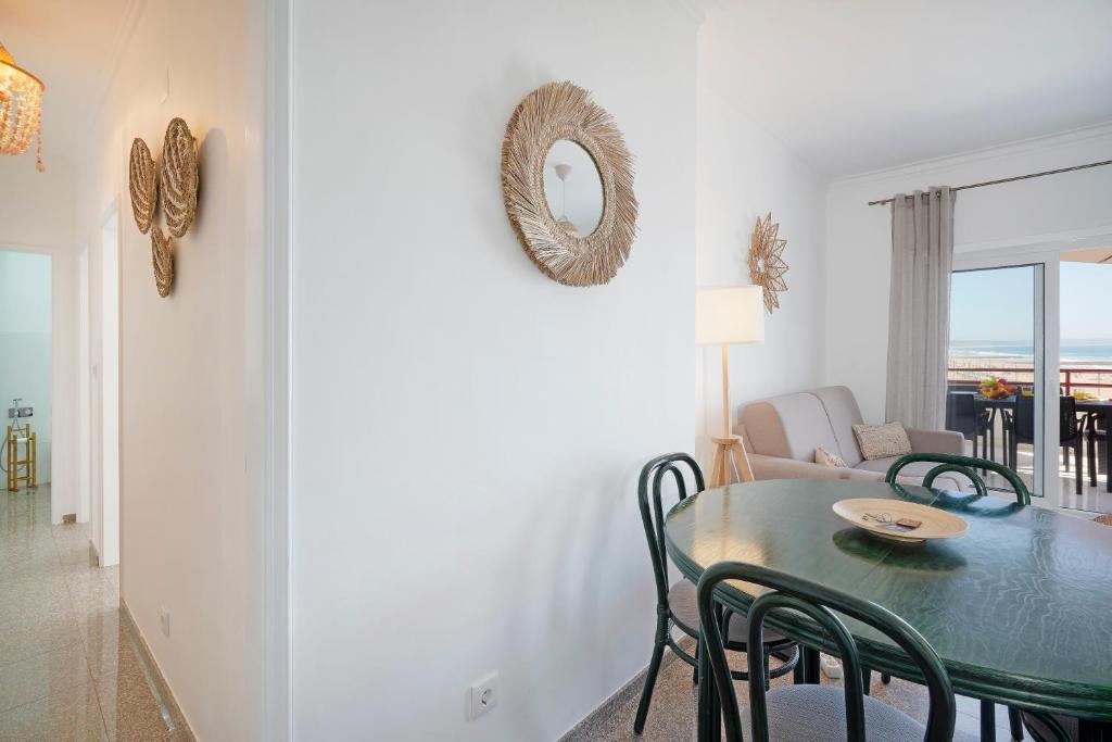 Posezení v ubytování Costa Beach Apartment by The Portuguese Butler