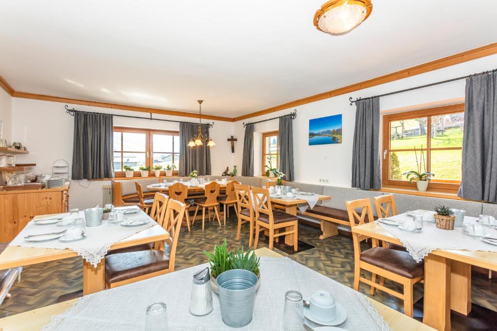 Restaurace v ubytování Berggasthof Hinterreit