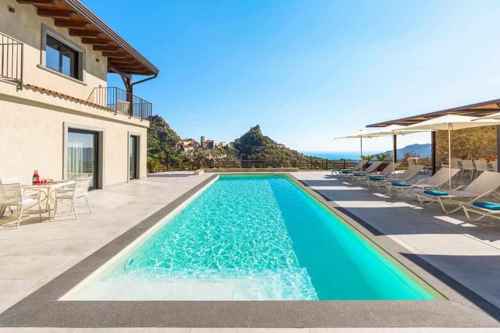 una piscina in una villa con vista sull'oceano di Zagara Bianca a Savoca