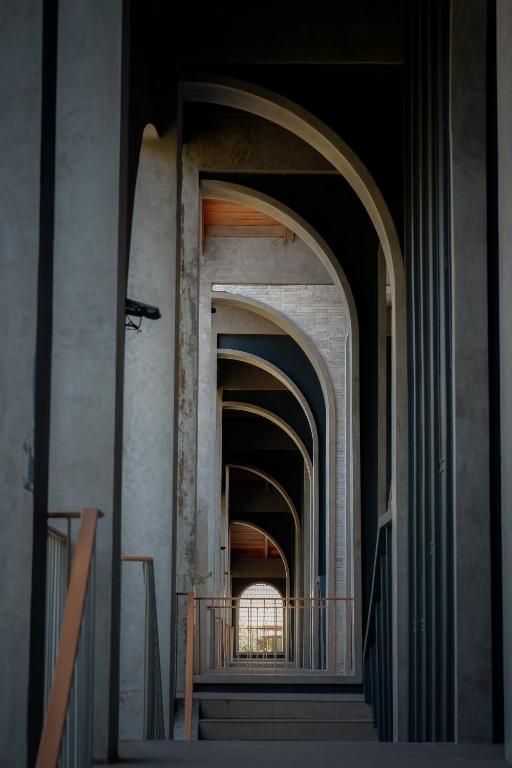 Ngon ngu noi that: Su huyen bi va Sang trong (The Inner Mystery)